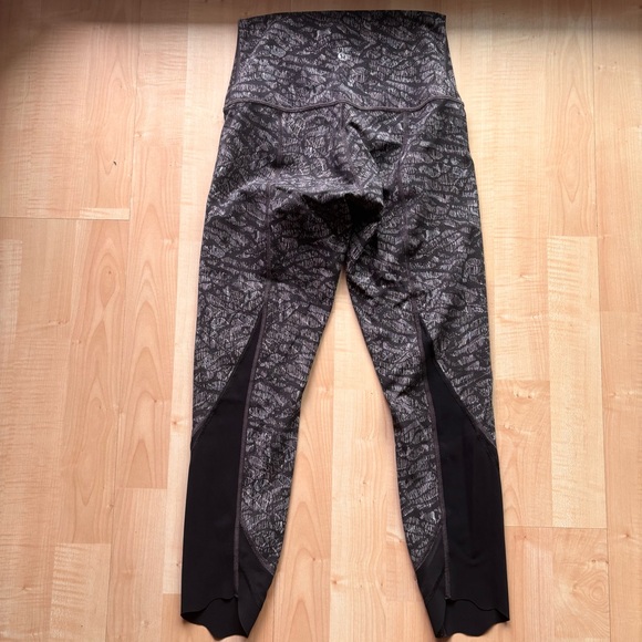 Patterned Women's Cropped Leggings - Picture 3 of 5